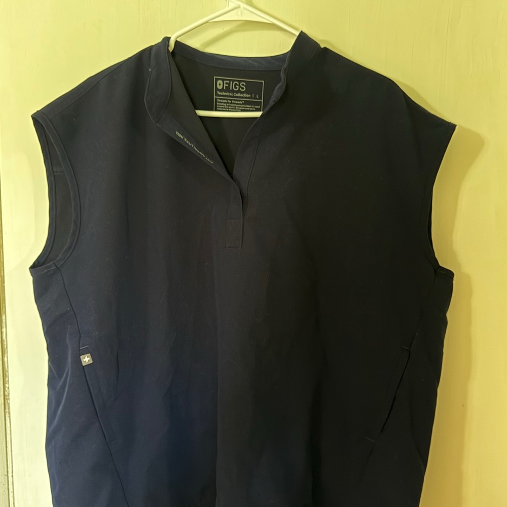 Figs navy blue oversized scrub top ( large brand new )